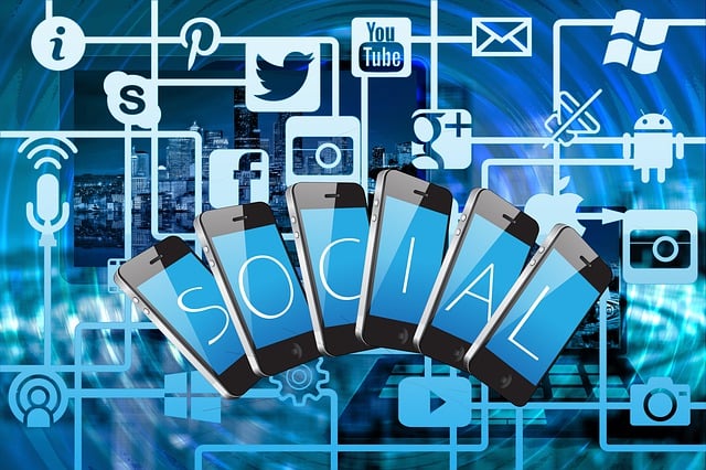 Ilustrace sociálních sítí a mobilních telefonů s nápisem Social